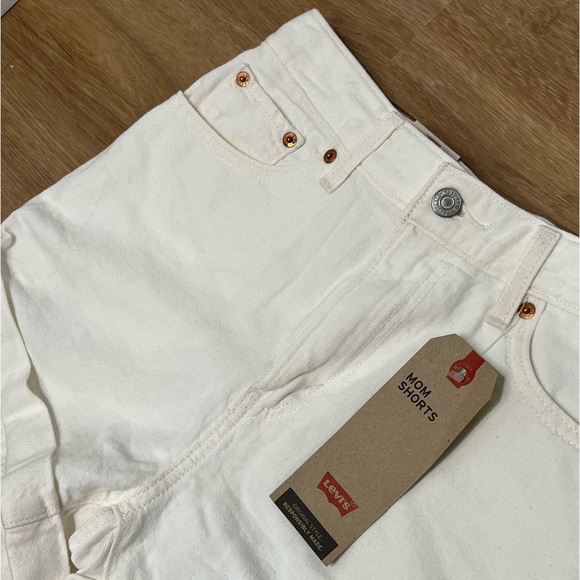NWT Levi’s High Rise Mom Short - Picture 3 of 5